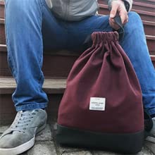 Uomo con Zaino Bob Colorato Bordeaux.