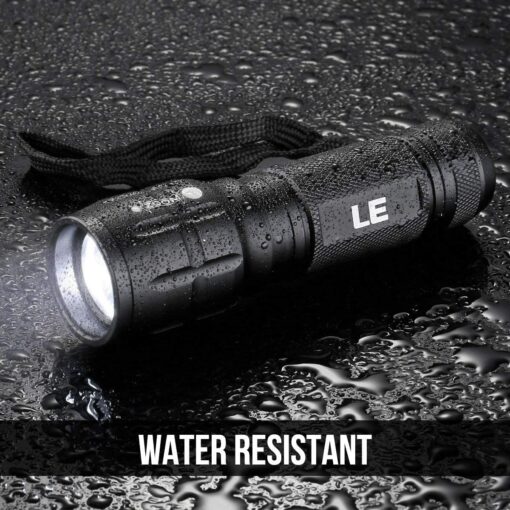 LE Lampe Torche LED L8000 Puissante, Lampe de Poche Zoomable Étanche IP44, 3 AAA Piles Compris, Lampe Torche LED Militaire en A – Image 4