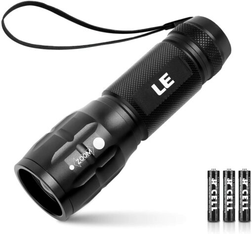 LE Lampe Torche LED L8000 Puissante, Lampe de Poche Zoomable Étanche IP44, 3 AAA Piles Compris, Lampe Torche LED Militaire en A