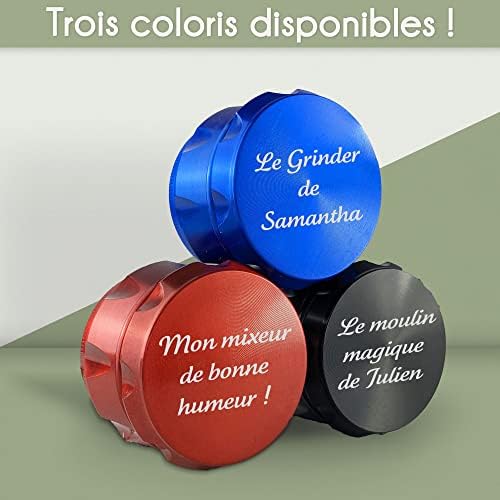 KDO MAGIC - Grinder personnalisé - 55 x 41mm - Moulin à épice personnalisable avec prénom gravé - Broyeur à tabac en métal haute qualité - 4 pièces - Tamis et Spatule - Grinder relief (Modèle Texte) – Image 5