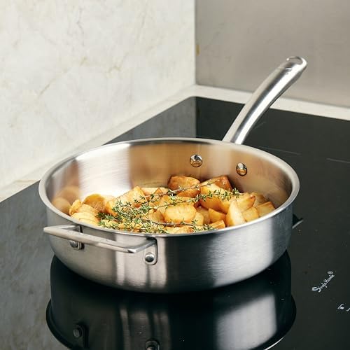 KAMBERG - Sauteuse Ø28 cm en Acier Inoxydable 18/10 Triply - Sans PFAS - Couvercle inclus - Tous feux dont induction et four - 0008279, Gris – Image 2