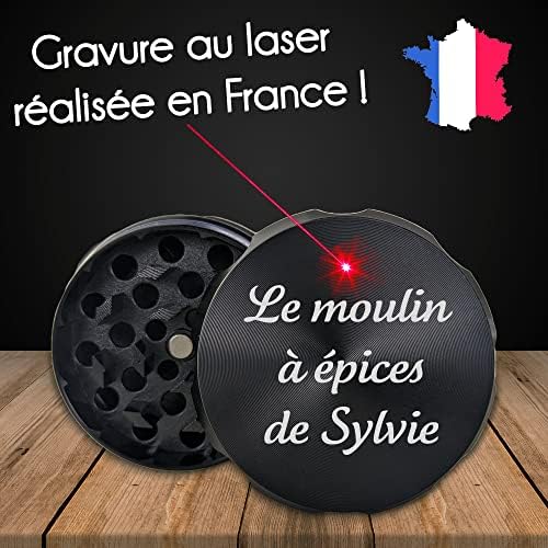 KDO MAGIC - Grinder personnalisé - 55 x 41mm - Moulin à épice personnalisable avec prénom gravé - Broyeur à tabac en métal haute qualité - 4 pièces - Tamis et Spatule - Grinder relief (Modèle Texte) – Image 2