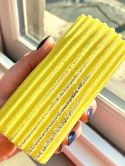 Scrub Daddy Damp Duster - Eponge Magique de Nettoyage Attrape Poussiere, Plumeau Lavable Depoussierant- Lingette Humide Antistatique Qui Piège la Poussière et se Rince Facilement - Jaune – Image 4