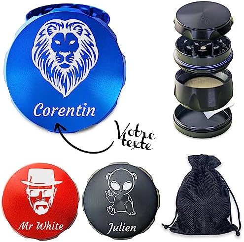 KDO MAGIC - Grinder personnalisé - 55 x 41mm - Moulin à épice personnalisable avec prénom gravé - Broyeur à tabac en métal haute qualité - 4 pièces - Tamis et Spatule - Grinder relief (Modèle Texte) – Image 9