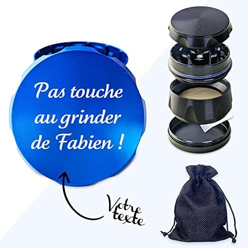 KDO MAGIC - Grinder personnalisé - 55 x 41mm - Moulin à épice personnalisable avec prénom gravé - Broyeur à tabac en métal haute qualité - 4 pièces - Tamis et Spatule - Grinder relief (Modèle Texte)